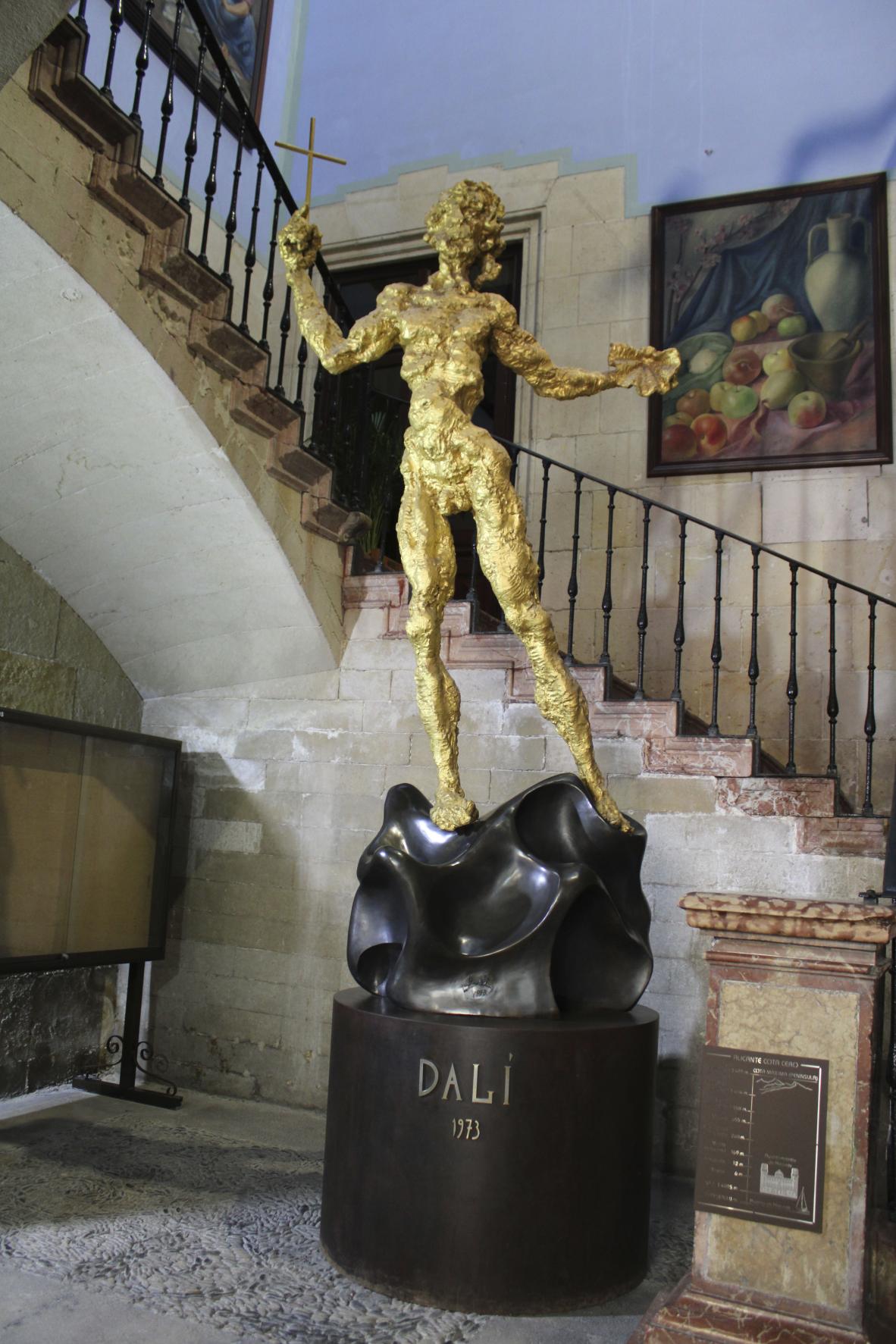 Escultura de Dalí en el interior del Ayuntamiento