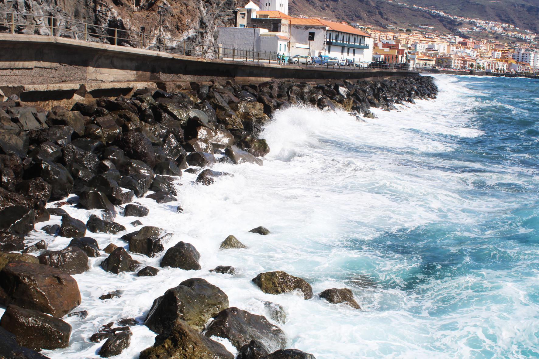 Santuario de la Virgen de la Candelaria y mar