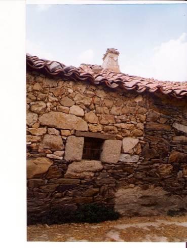 Arquitectura. Ventana y chimenea típicas, BLASCOJIMENO (Avila)