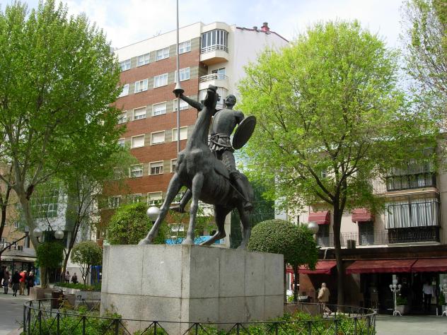 Resultado de imagen de estatua de don quijote en la plaza del pilar