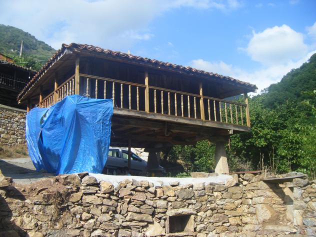 Hórreo con corredor, AGUASMESTAS (Asturias)