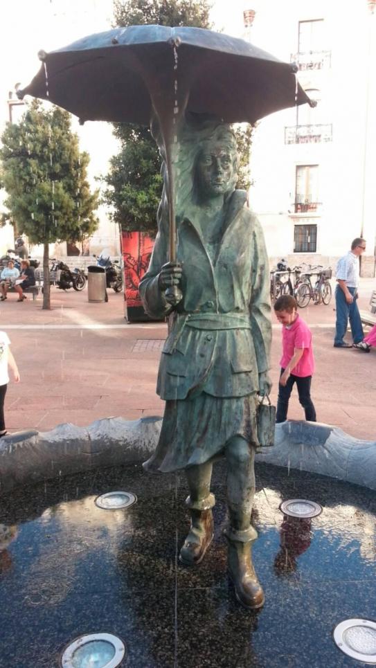 Estatua-fuente mujer con paraguas la plaza Alonso Martínez (junto a Capitania), BURGOS