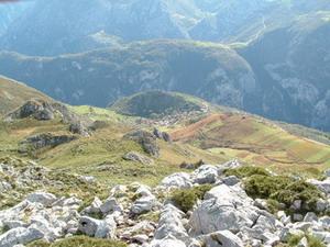 Pueblo y desfiladero de la Hermnida al fondo