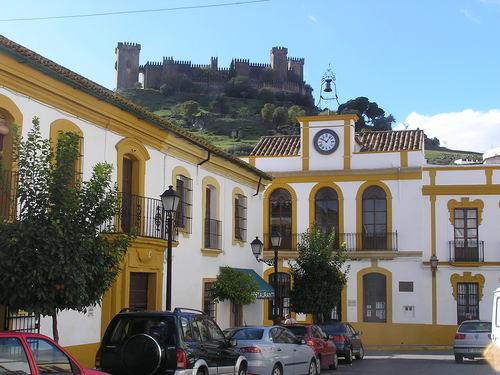 Vista del pueblo y al fondo el Castillo, ALMODOVAR DEL RIO (Córdoba)