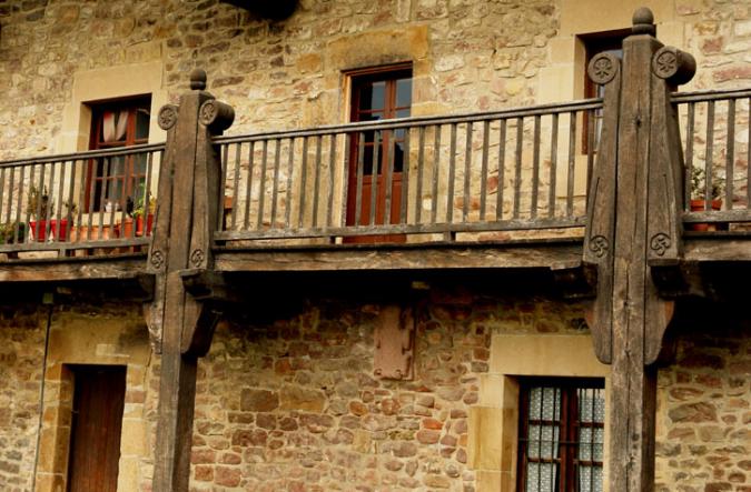 Detalle columnas madera, LANTZ (Navarra)