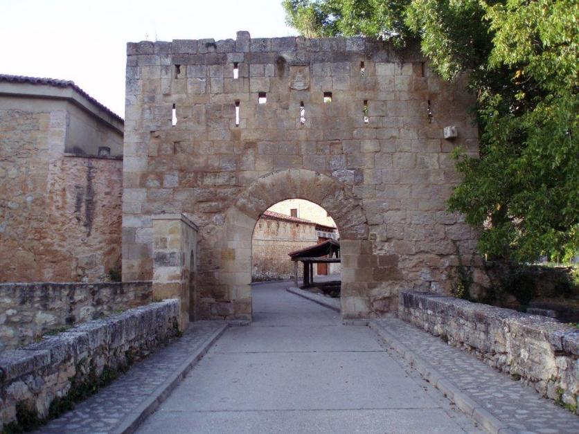 restos de la antigua muralla, donde hoy queda su puerta sur, SANTO