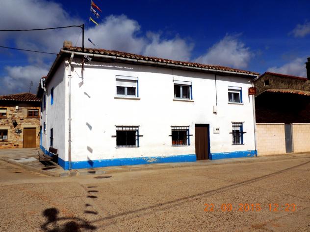 La casa blanca y azul habitada, MICIECES DE OJEDA (Palencia)