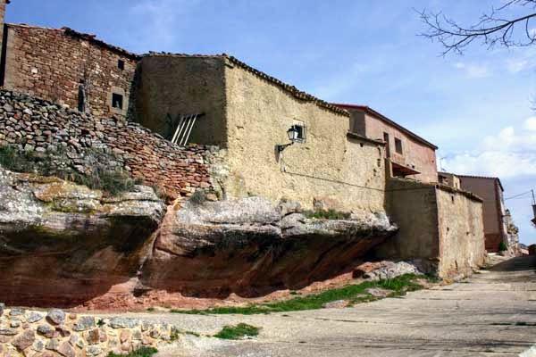 Casas colgantes, construidas sobre con forma de cueva y ubicadas junto a la Plaza Mayor, ALCUBILLA DE LAS PEÑAS (Soria)