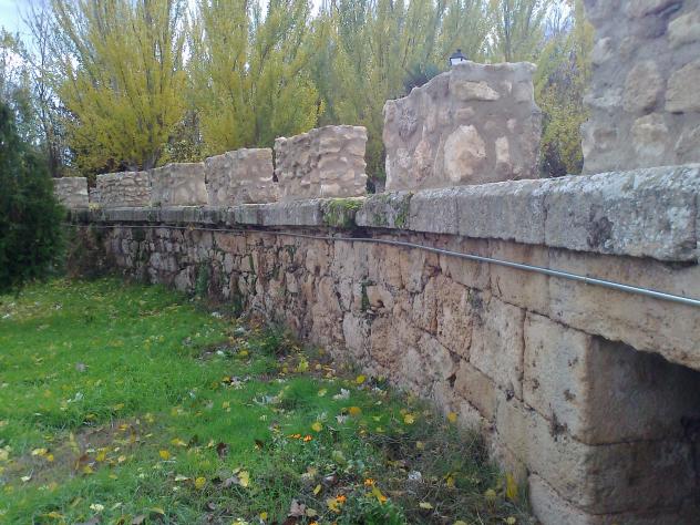 Tubo de cable de luz adosado a la pared, VADILLO DE LA GUAREÑA (Zamora)