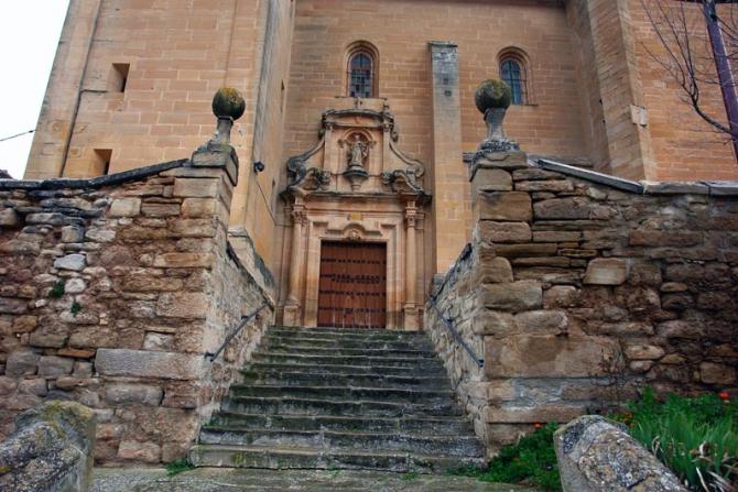 Escalinata y puerta de entrada, DESOJO (Navarra)