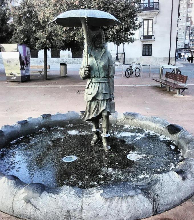 Escultura ''Mujer con BURGOS