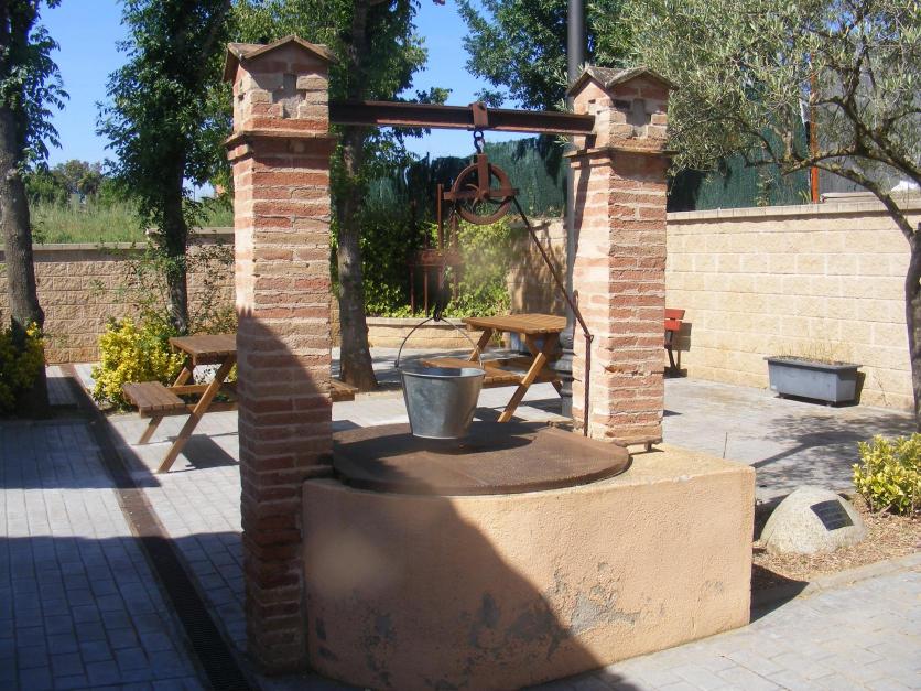 El pozo en el viejo patio de la estación, EROLS (Gerona)