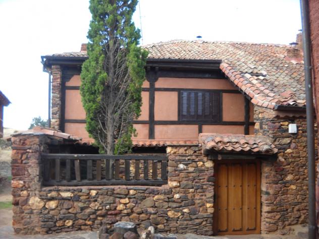 casa con patio delantero, MADRIGUERA (Segovia)