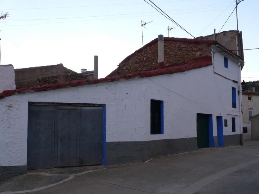 Casa blanca con tonos azules, CAMPO DE ARRIBA (Valencia)