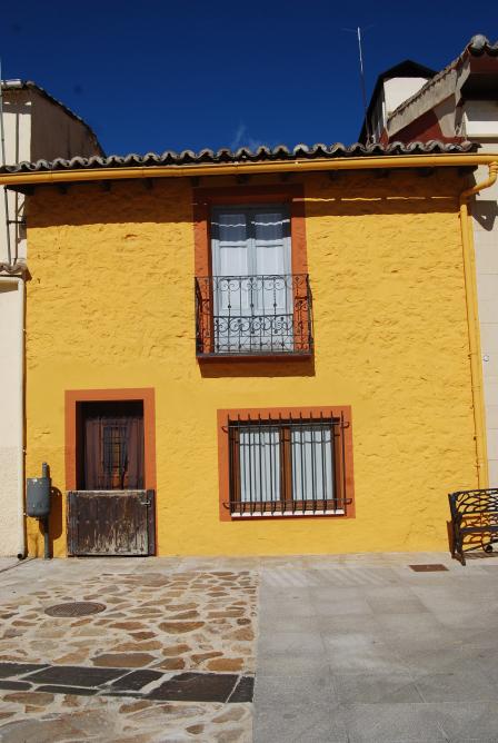 casa con un color especial, TORREMOCHA (Madrid)