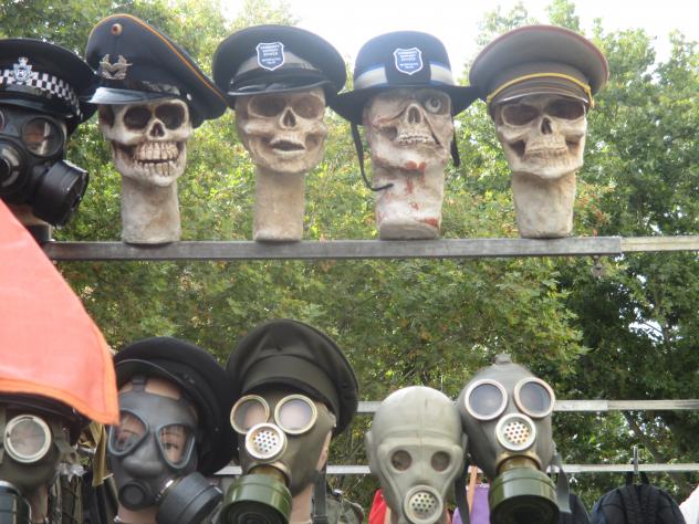 Puesto efectos militares en el Rastro,