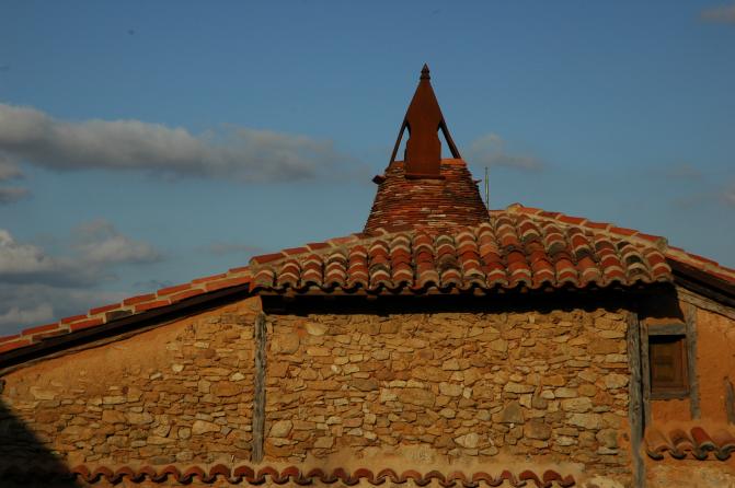 Clásica chimenea del pueblo, CALATAÑAZOR (Soria)
