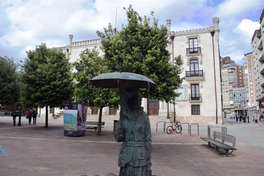 Chica con paraguas Plaza de Alonso-Martínez,