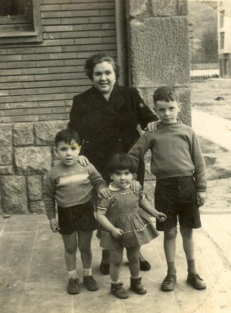 Encarna con sus hijos mayores, POLA DE LENA (Asturias)