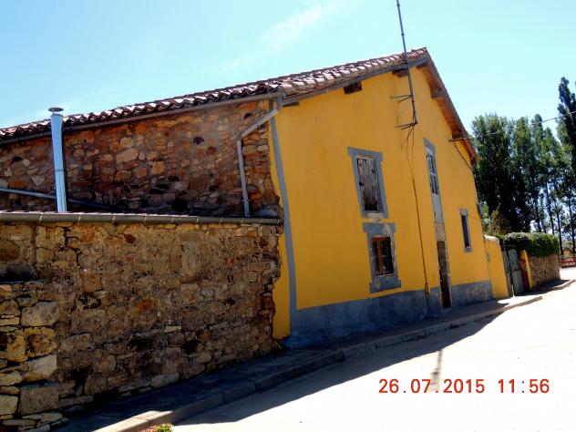 Casa de piedra pintada de amarillo, BASCONES (Palencia)