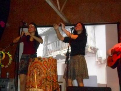 La dos animosas vocalistas