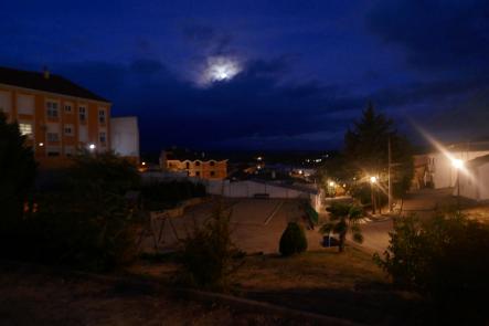El pueblo bajo la luz de la luna