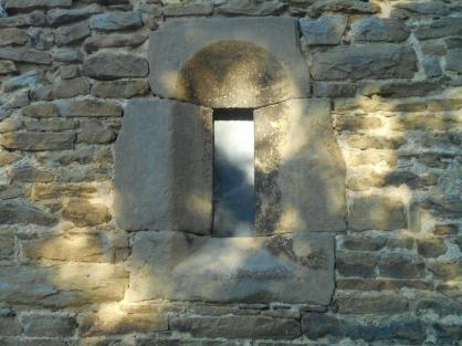 Pequeña ventana con derrame de la iglesia de San Vicente Mártir de Larués