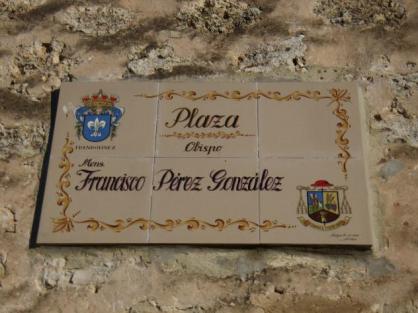 Placa conmemorativa de la plaza dedicada al obispo