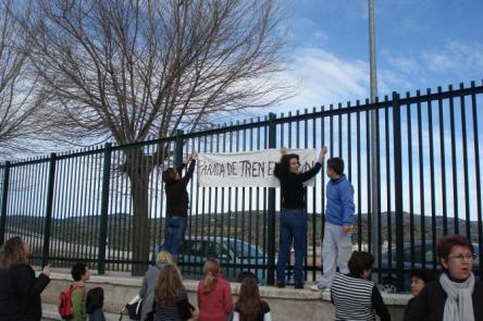 Vecinos de Tocón colocando una de las pancartas