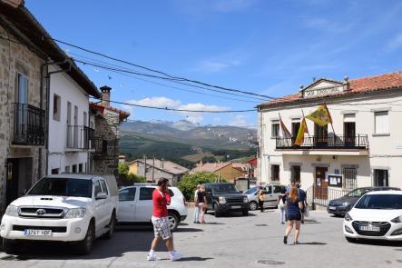 Delante del Ayuntamiento de la localidad