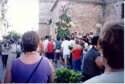 El ramo que pasean por la plaza los mozos