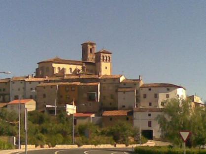 detalle del pueblo sobre el espolón